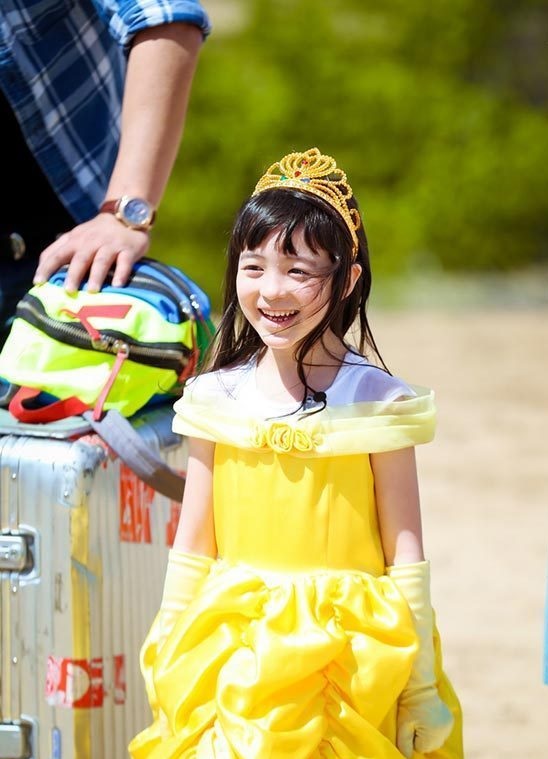 她仍然像城堡里出走的小公主,尤其是夏天一身黄裙闪亮出场的画面,让轩