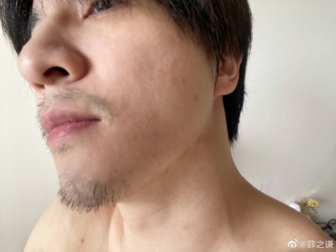薛之谦更新微博晒自拍 小胡茬已茁壮成长
