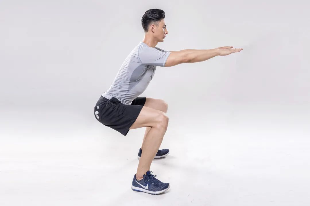 都得到舒展和锻炼的全身运动,跳绳(有院子或住一楼的可以考虑),深蹲