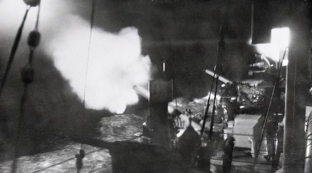 “堪培拉”号的夜间射击训练