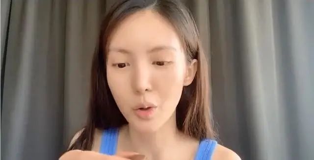 美颜过度?金晨直播过程中现"嘴斜眼歪",左右脸不对称引热议