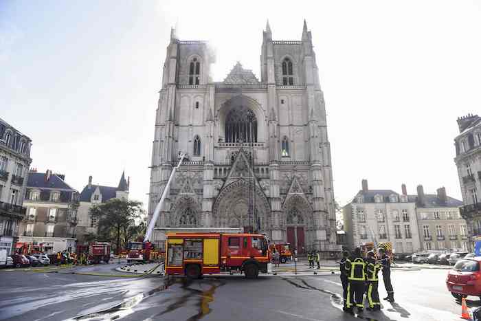 法国西北部南特市的南特大教堂起火。