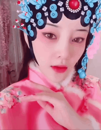李小璐频发视频春心荡漾，说韩语唱京剧问“公子在何方”