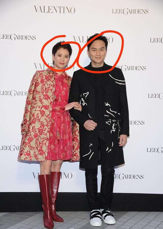 袁咏仪携老公亮相,48岁浓妆难掩老态,发福之后比老公还胖一圈