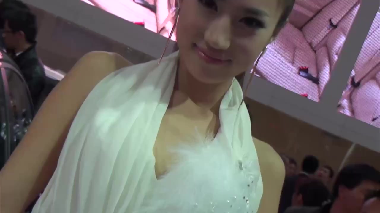宝马美女车模，一袭白裙有如仙女！