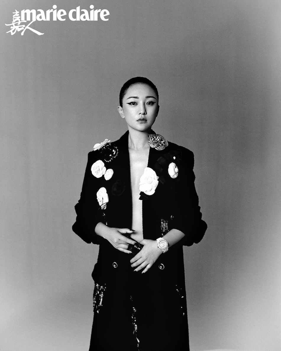 周迅黑白封面大片释出 黑天鹅暗黑系妆容酷飒十足
