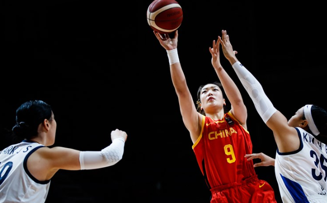 姜娥晶再中三分球,黄思静马上还以颜色,韩旭跳投打进,高颂吃饼打停