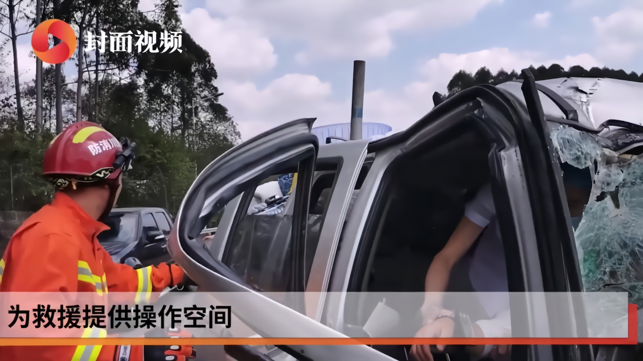 小货车高速路上爆胎转向与大货车相撞 四川内江消防紧急救援