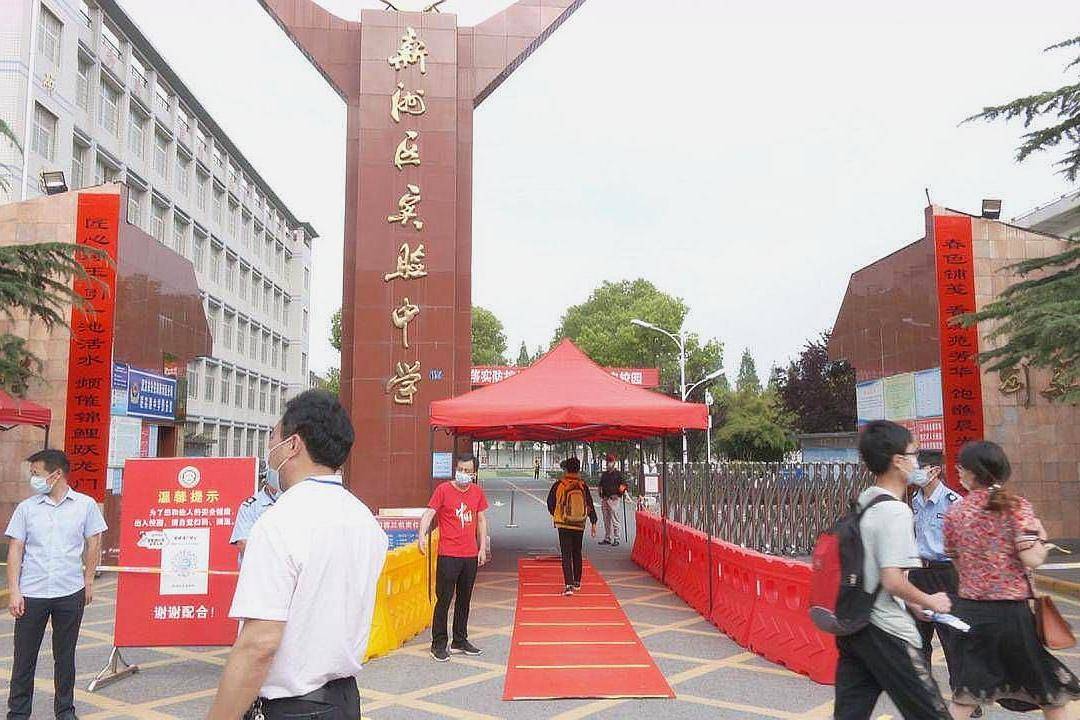 在武汉市新洲区实验中学看到早上7点,学校门口管控严密,道路实行了