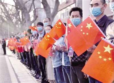 英雄归来市民夹道欢迎他们是郑州的骄傲