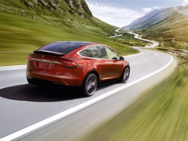 时速超160飞撞 特斯拉惨烈车祸碎成渣:车主仅轻伤