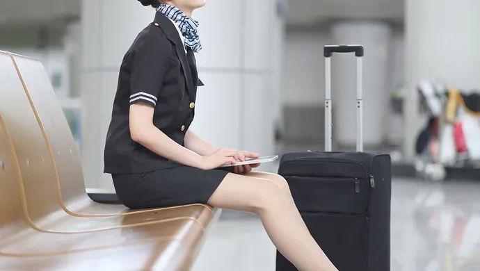 上海空姐掏空亲友900万 穿奢侈品住豪宅 存款不足200元