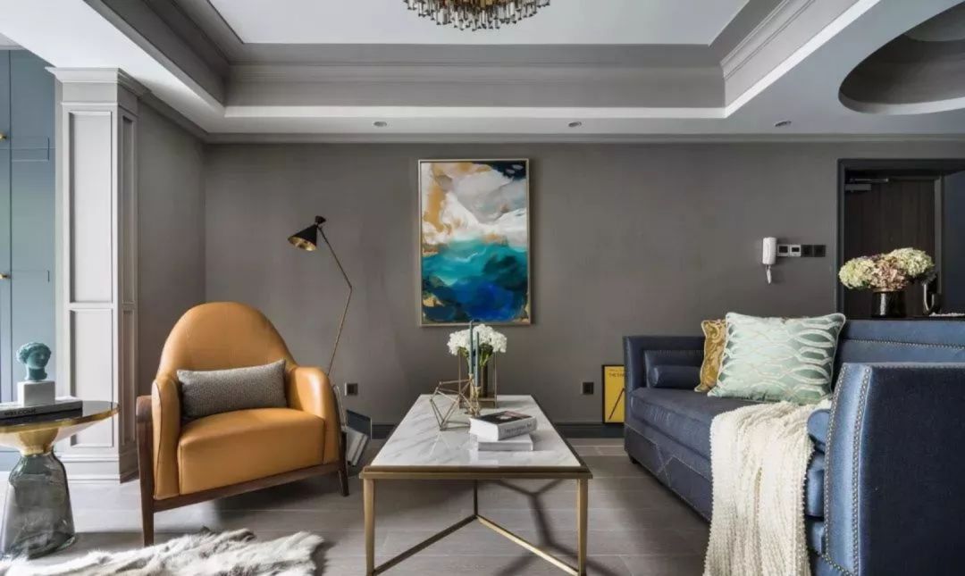 客厅,珠光蓝铆钉沙发搭配金色元素相互穿插,一幅抽象画作背景融合整室
