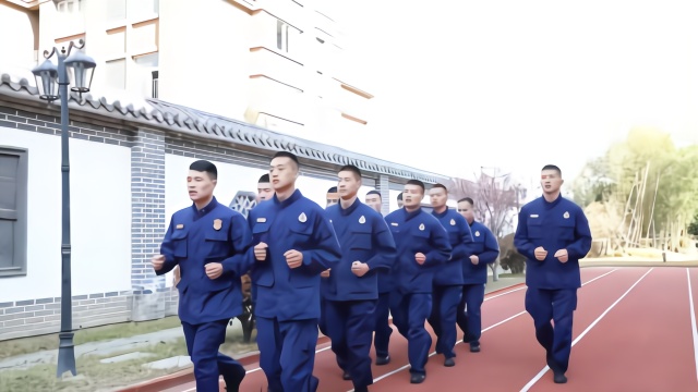 凉山森林火灾一周年，江苏消防员绕营区跑30圈纪念牺牲战士