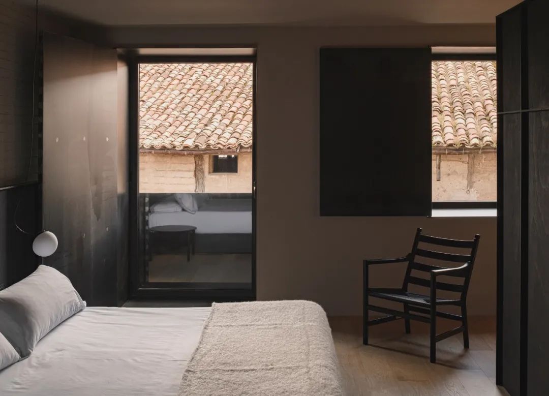 高级黑的民宿,安静质朴的极简设计