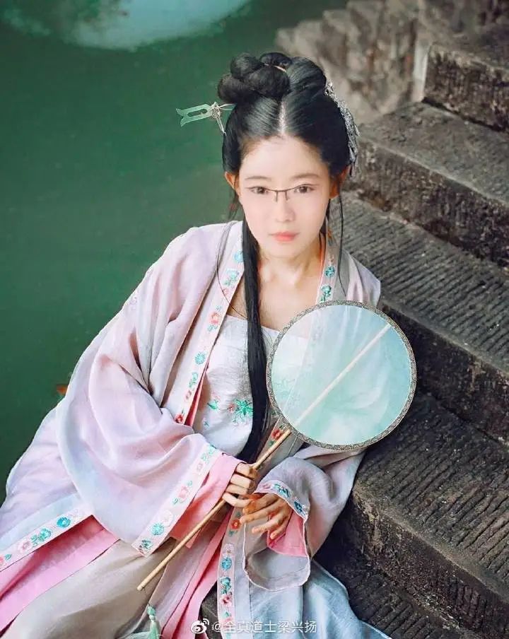 还可以穿美丽的道袍,还可以在山清水秀的地方弹弹琴,古装美女就是这样