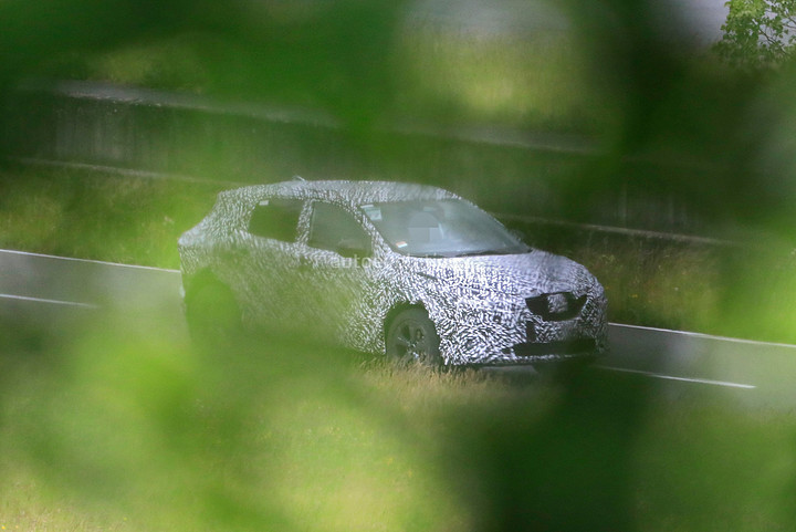 all-new-nissan-rogue-sport-spied-in-europe-hiding-as-the-2021-nissan-qashqai_5.jpg