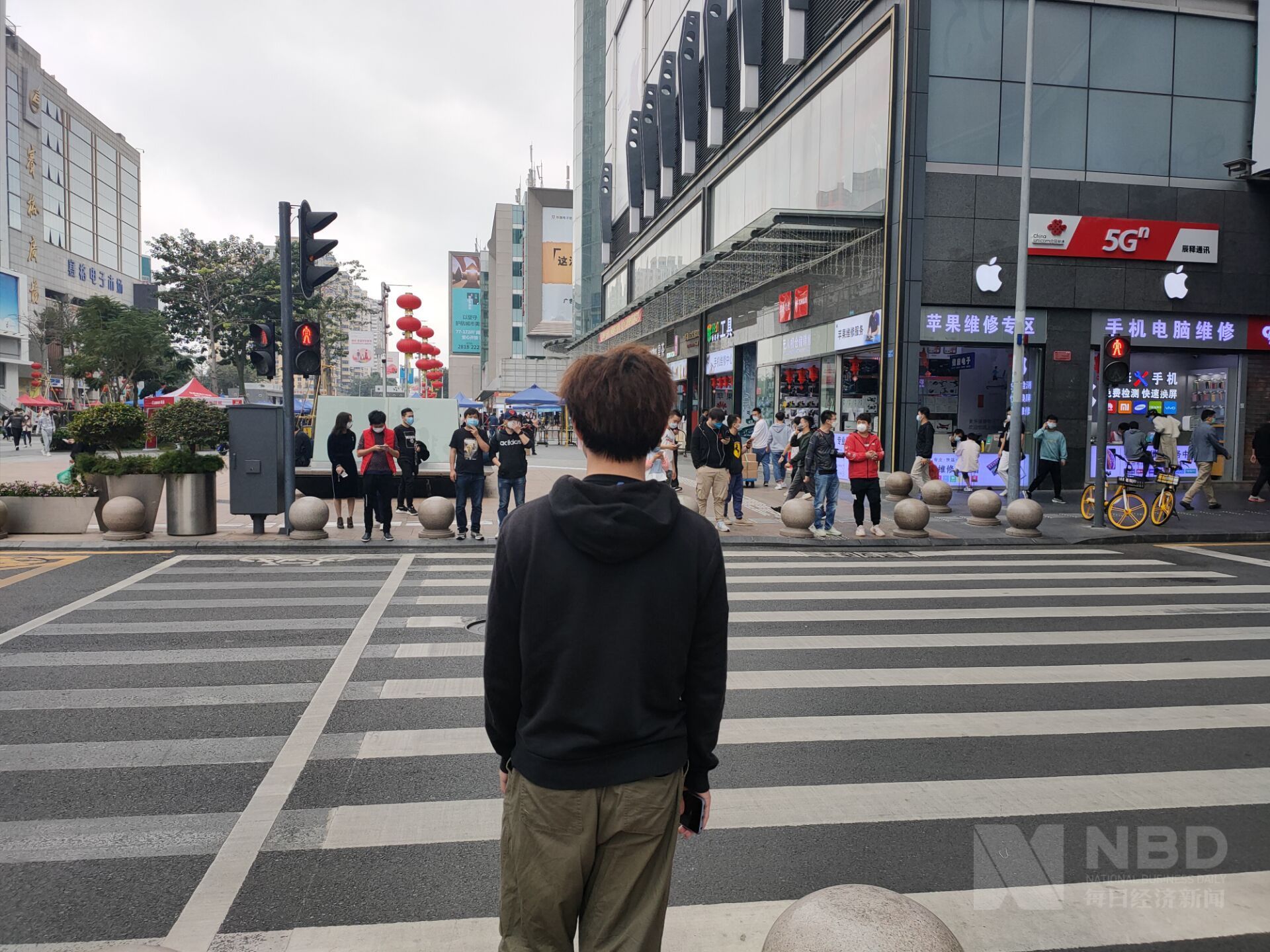 財經滾動新聞 正文3月9日,在華強北寶華大廈賣手機配件的老鄭,開市