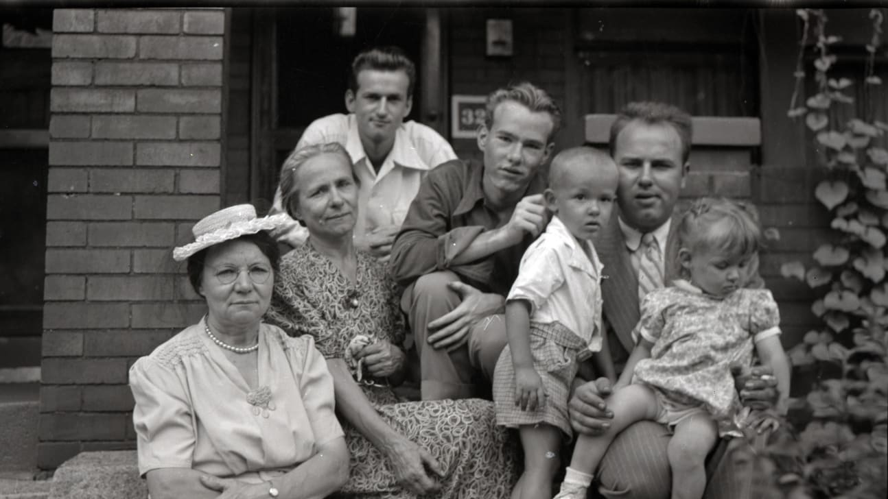 沃霍尔一家，1946-1947。