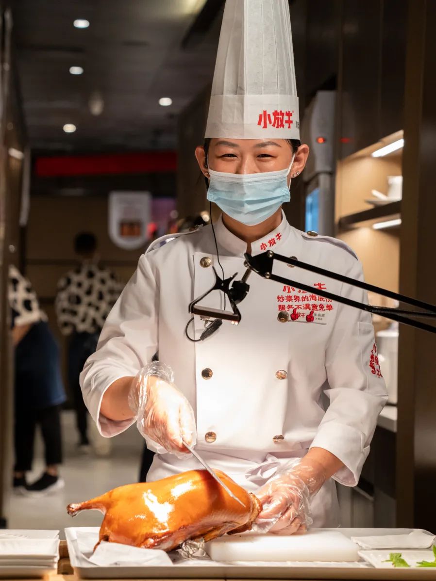 还有美女片鸭师团队 人美,声甜,手艺好,娴熟的刀工眨眼间就把一只