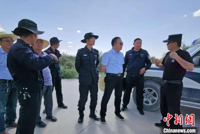 图为格尔木警方正在展开调查。大格勒乡供图