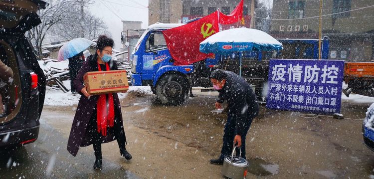 罗山钱晓玲靠山图片