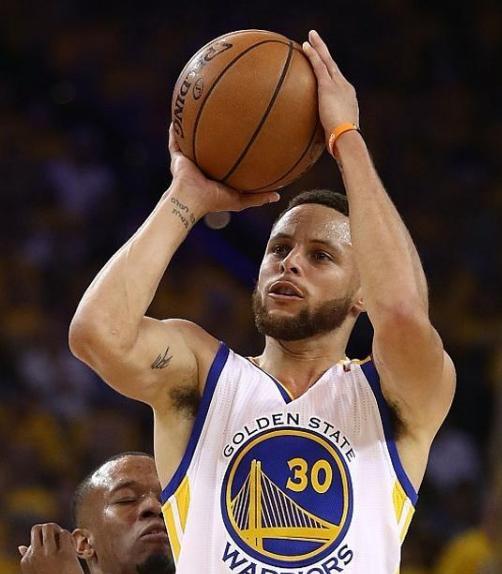 第一我们要有规范标准的投篮姿势,用手指和手掌跟将球撑起,手心不要