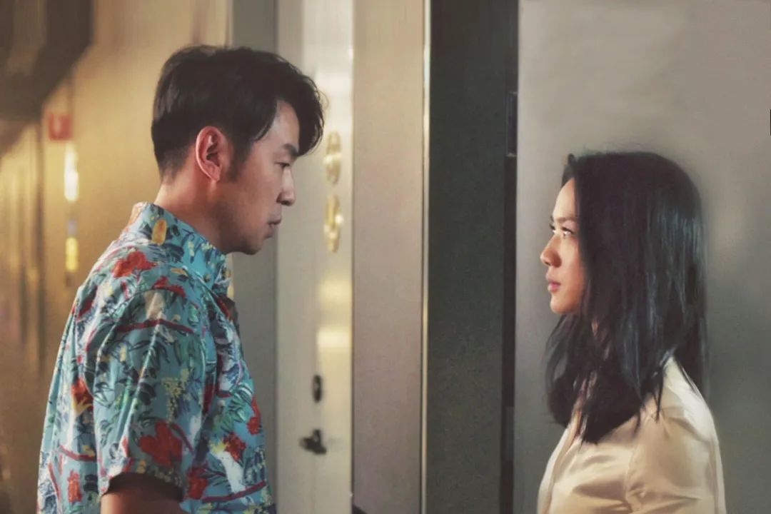 虽十多年未见,但两人余情未了,当晚就各自背叛家庭在一起了.