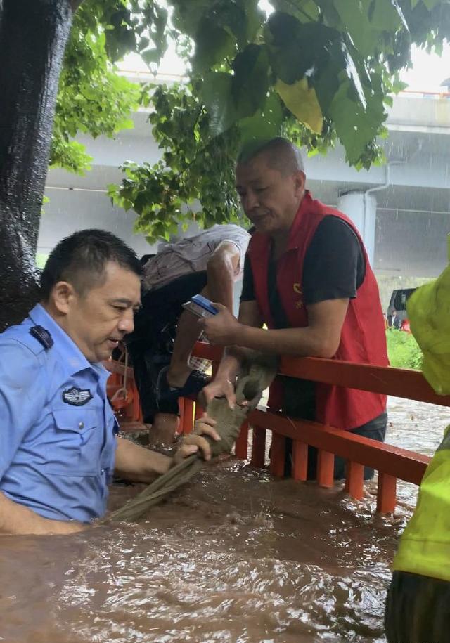 他赤脚踩在洪水中数次往返,救出10余名被困居民