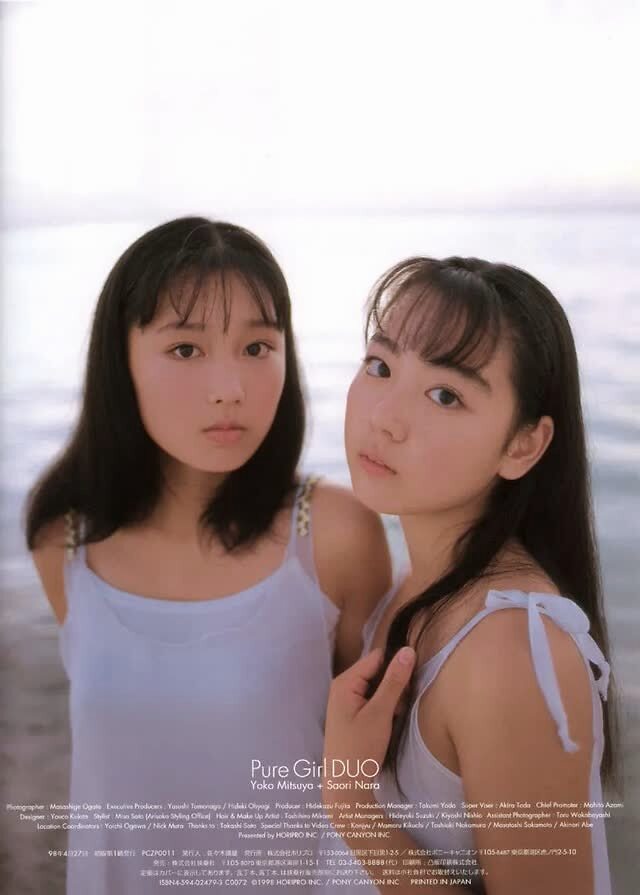 生活感的纯粹的摄影方式记录了三津谷叶子和奈良沙绪理之间的追逐嬉戏