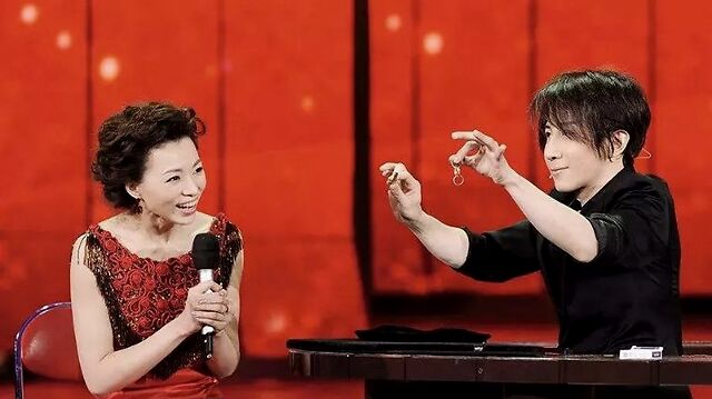 土地拍卖嘛,总有那么些说不清理还乱的关系,给一张【刘谦和董卿】的