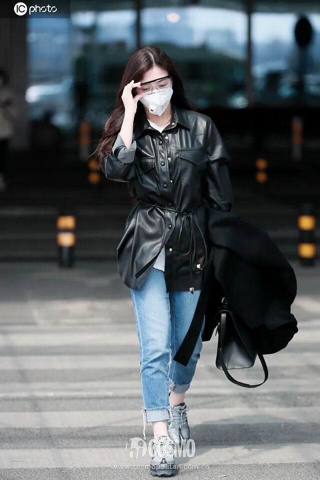 张含韵 甜美系辣妈张嘉倪的复工街拍也是惊喜满满:黑色冲锋衣外套搭配