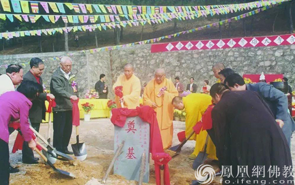本焕长老、印觉大和尚、广东省广州市花都区有关领导及佛教界的高僧大德一起为华严寺奠基动土（图片来源：凤凰网佛教 摄影：广州华严寺）