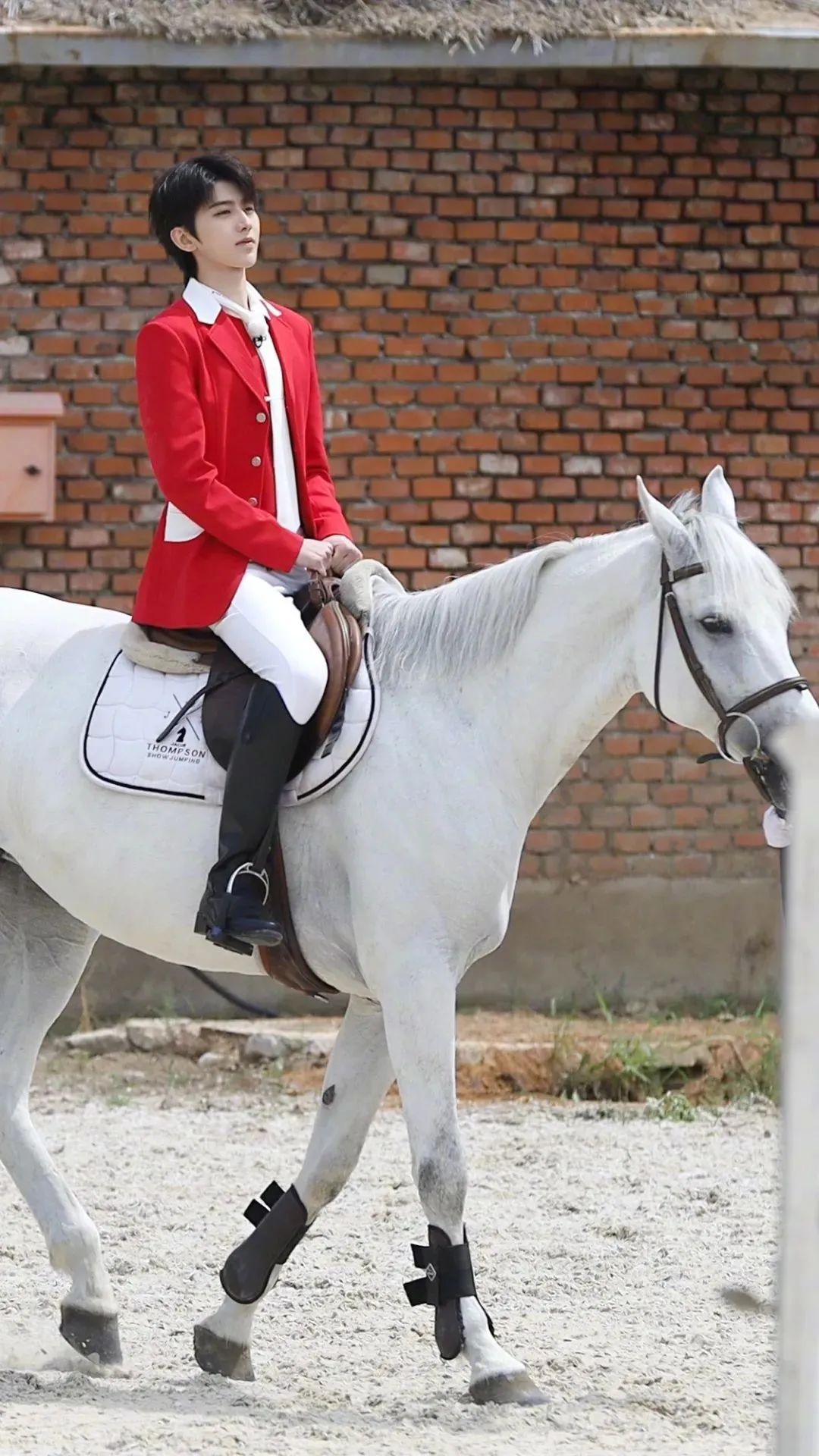 面容如剑刻,眉眼尽温柔,22岁的蔡徐坤,是情人也是王者