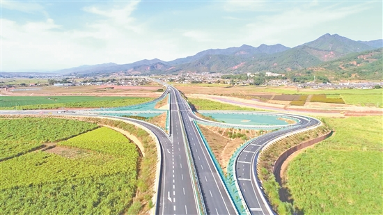 纵横景东境内的高速公路 与外界阻隔的通道一条条打通,跨越江河的桥梁