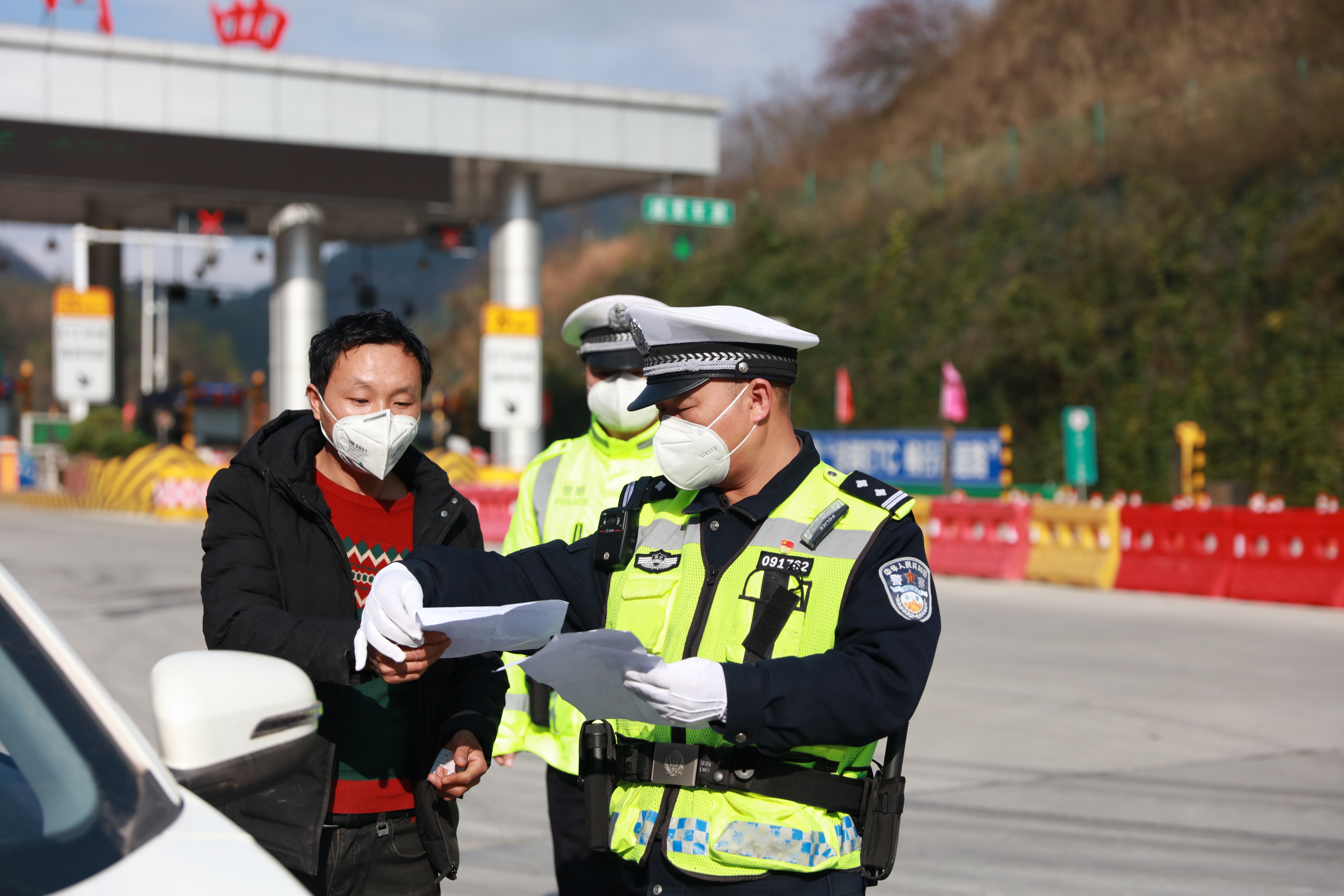 打开凤凰新闻,查看更多高清图片交警向永胜在检查司机的出入证件.