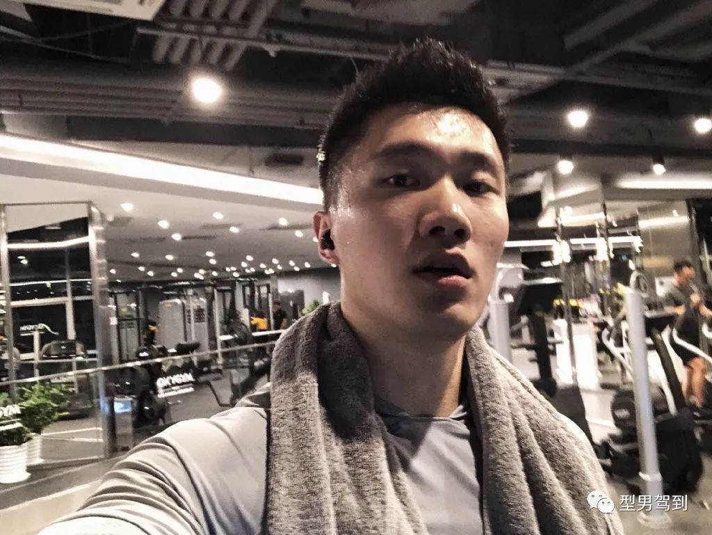 和胸毛可以说是绝配或嗓音磁性,或体型彪悍男人的野性可以有很多种