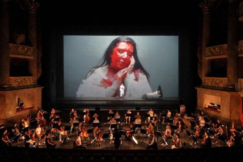 在巴伐利亚国家歌剧院上演的《玛利亚·卡拉斯的七次死亡》，由艺术家玛丽娜·阿布拉莫维奇出演。 图片：Wilfried Hösl. Courtesy the Bavarian State Opera