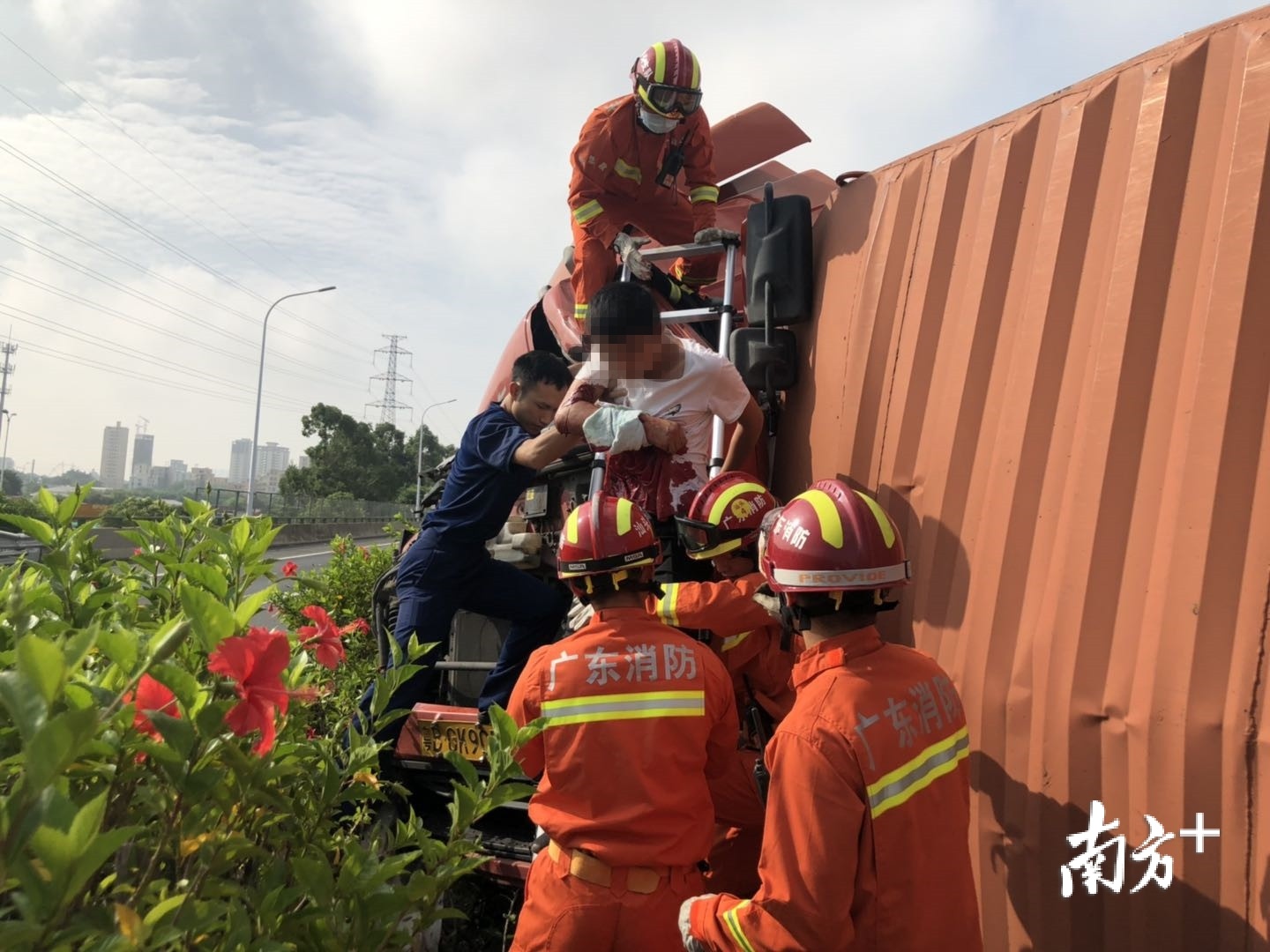 沈海高速两车相撞致人员被困,汕头消防迅速施救