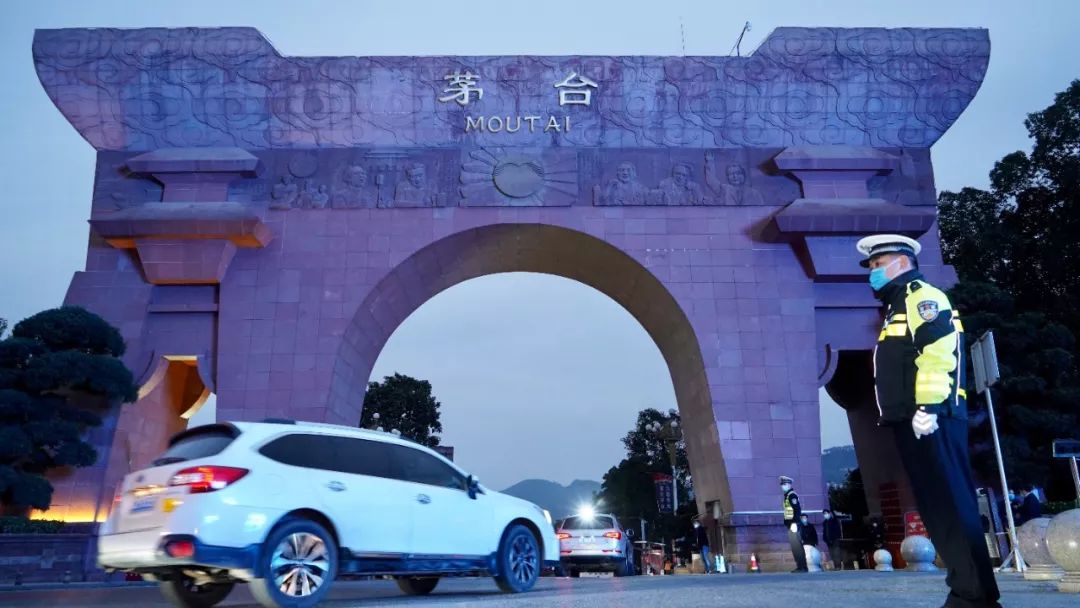 今晨8时17分鼠年第一瓶茅台酒系上了红飘带