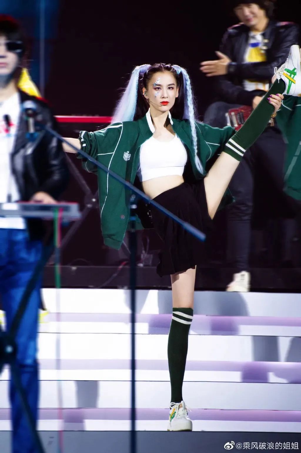 新一期节目中,黄圣依就展示了自己的竖叉,虽说没有完全呈"一"字,但