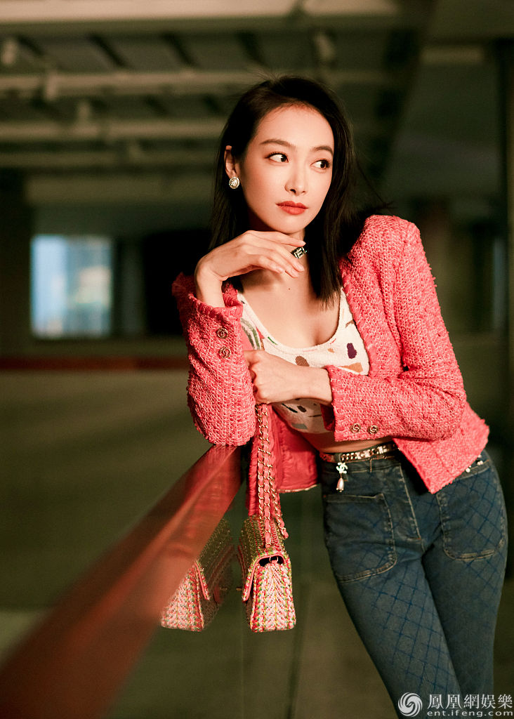 绝美宋茜慕斯玫瑰造型秀名品腰线对镜明媚一笑眼神悠然灵动