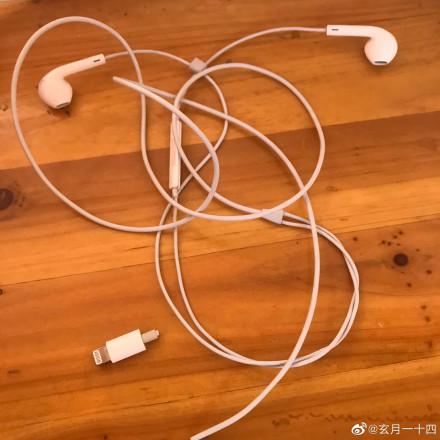 现在流行耳机线缠腰挑战