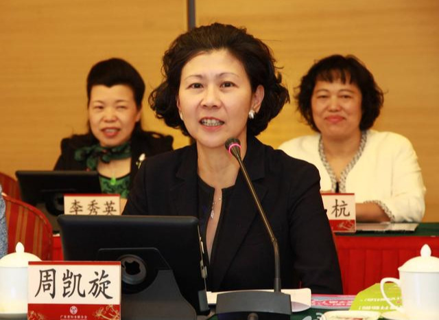 周凯旋与李嘉诚罕见同框!她在李家的地位连梁洛施、郭嘉文都羡慕_凤凰网