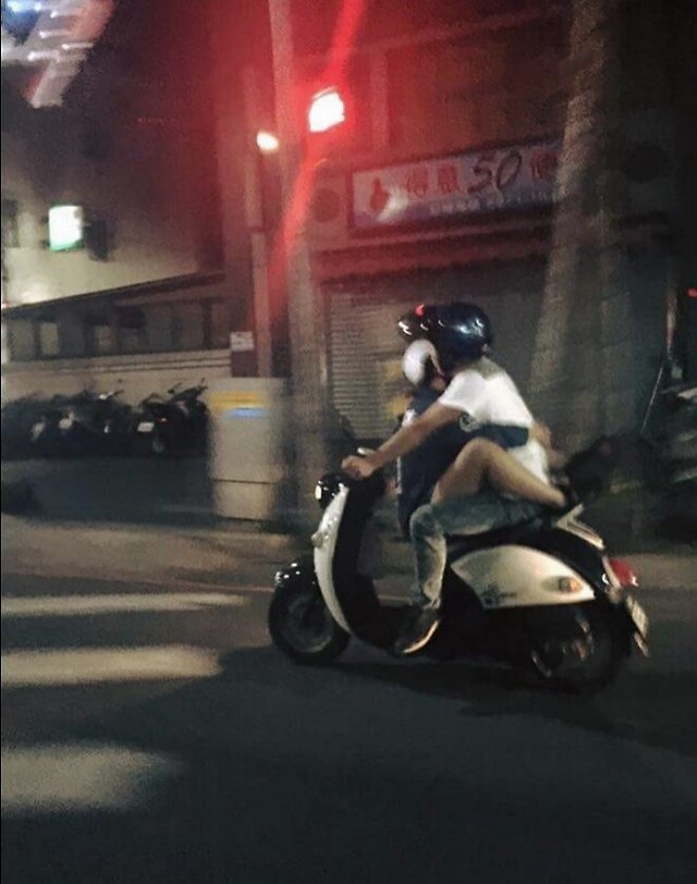 男女摩托车上玩诡异姿势 网友留言热议纷纷调侃__凤凰网