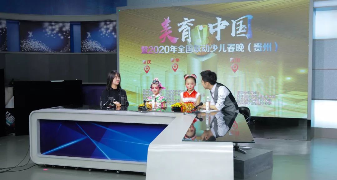 扮演秦童的是王丽莎,杨佳,古洪瑶,杨祯柳,刘艺晗,杨钰莎六位小朋友