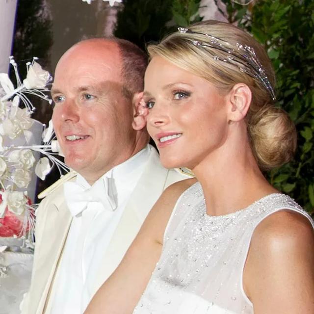 但是婚礼晚宴上,夏琳王妃就戴上了这款 "钻石浪花foam"头冠.