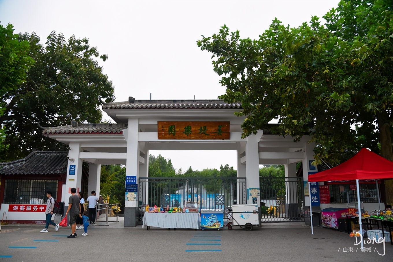 姜堤乐园是一处集园林,娱乐,果蔬栽培为一体的便民休闲公园,进入园区
