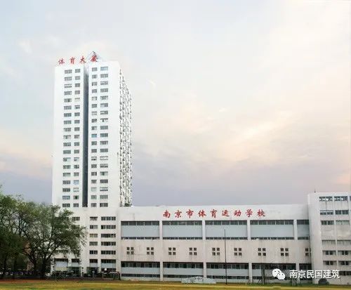 年8 月改为南京市体育运动学校,1989 年7 月又改为南京市公园路中学