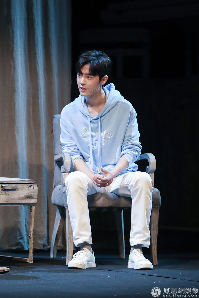 肖战穿小狐狸卫衣造型清爽与曹禺女儿万方畅谈戏剧帅气有范